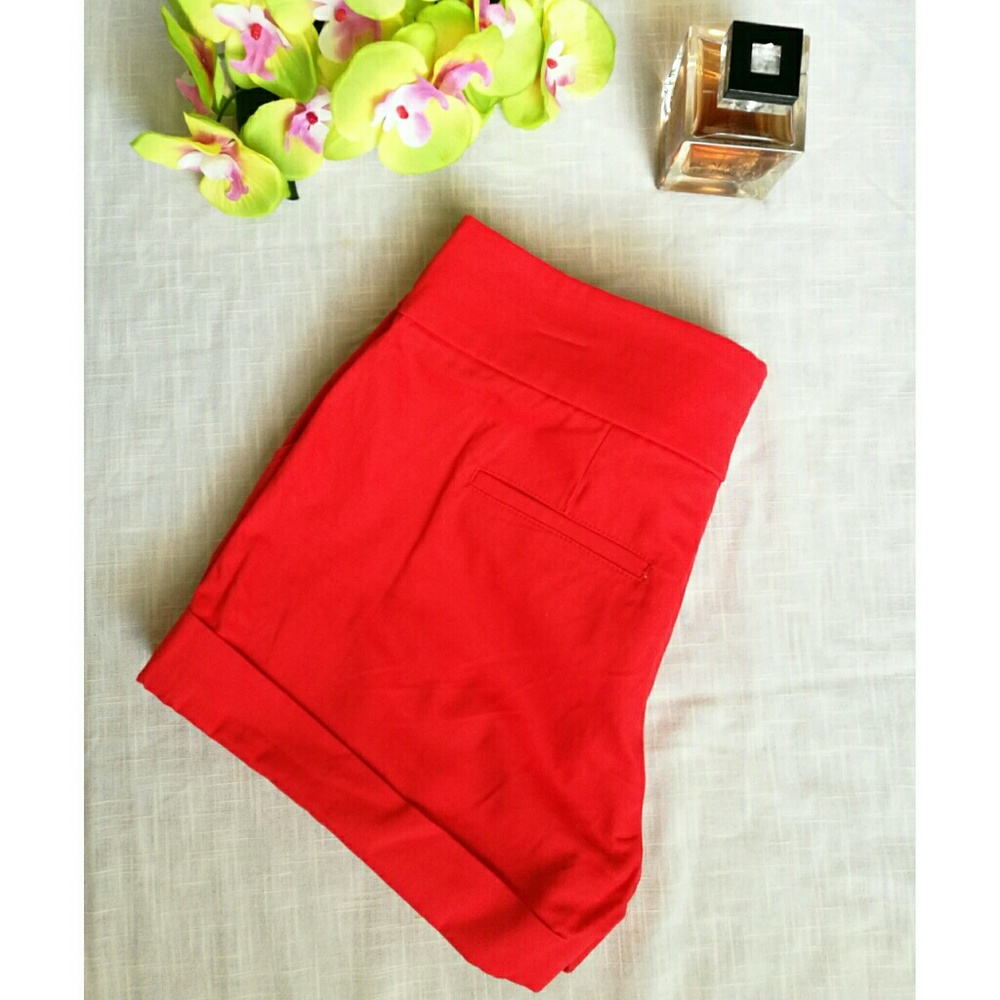 SOFIA VERGARA red shorts Size S